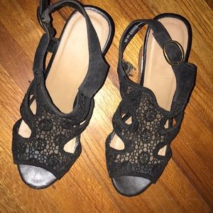 Only wore them once for high school graduation never worn agin.